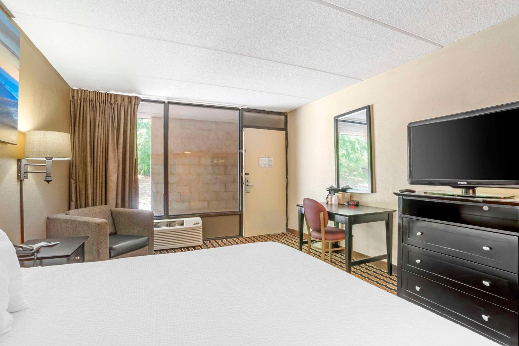 Quality Inn Near Speedway Wilkesboro Exterior photo