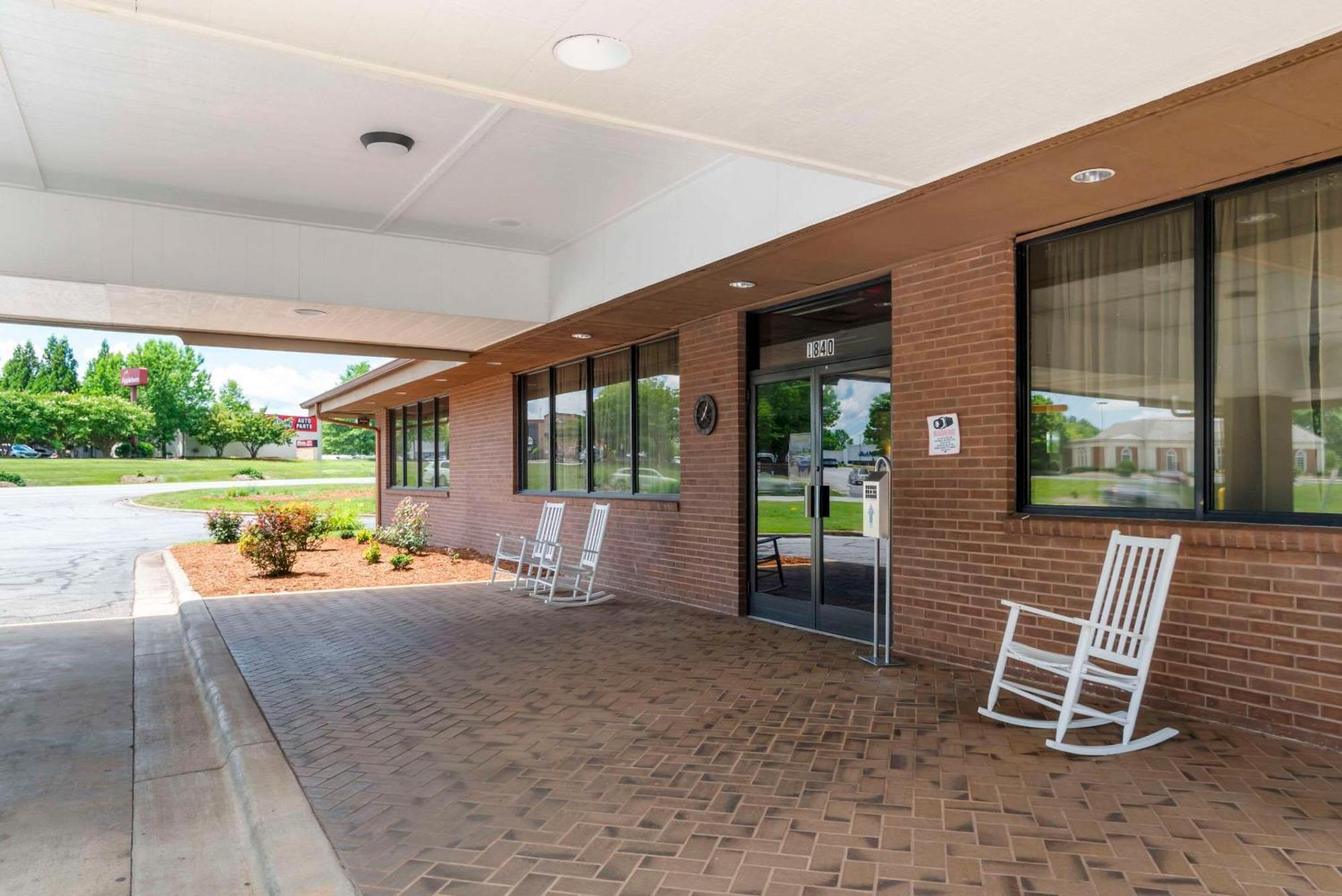 Quality Inn Near Speedway Wilkesboro Exterior photo