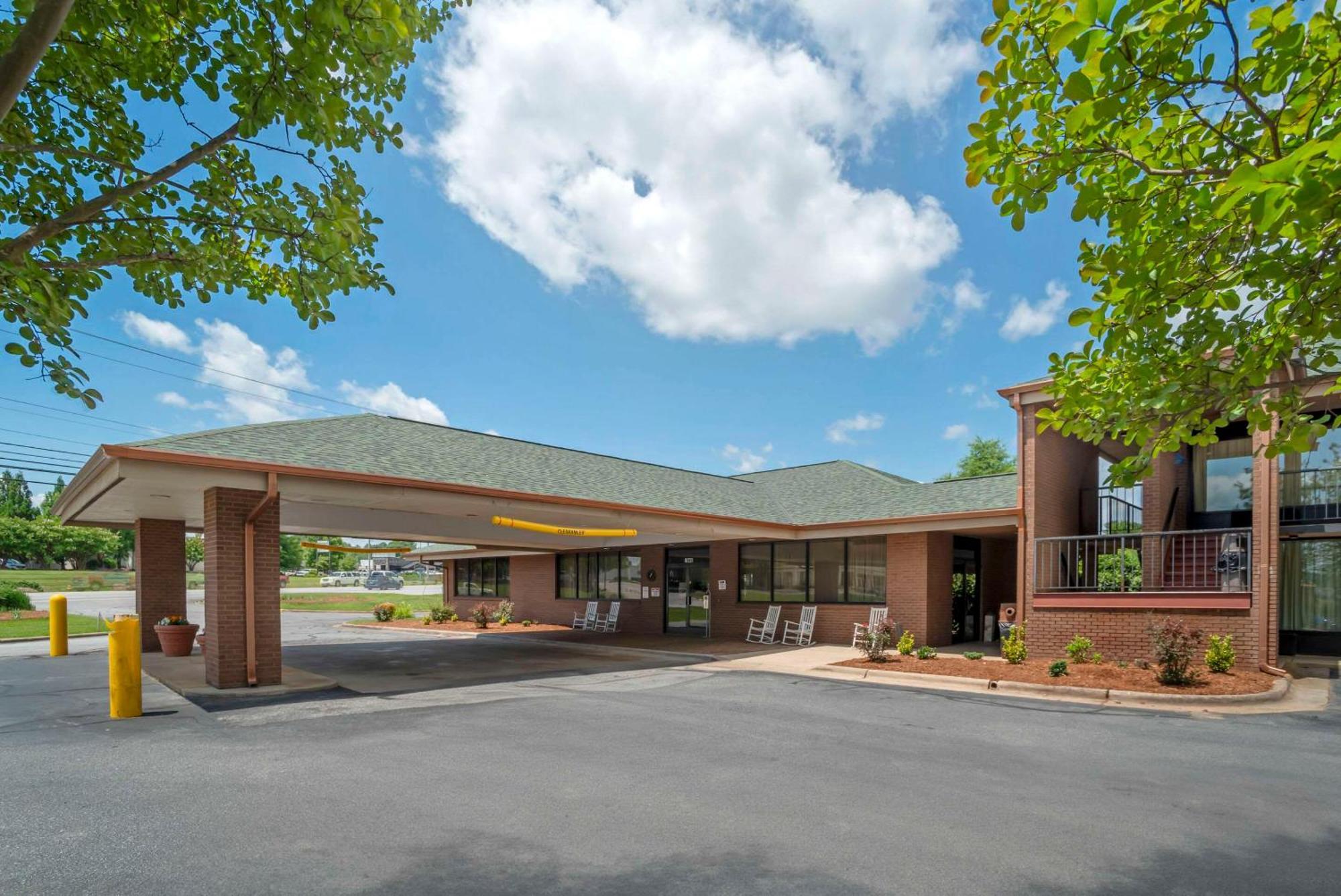 Quality Inn Near Speedway Wilkesboro Exterior photo